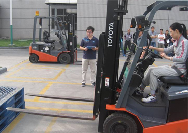 操作叉車前檢查、避讓障礙物、叉車倒車行駛要求、叉車停車放置及行為規(guī)范。